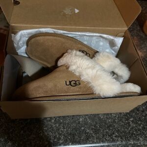 Ugh slippers new in box size 9